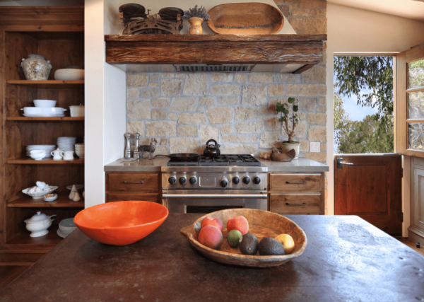 Aksen Gaya Tuskan pada Backsplash